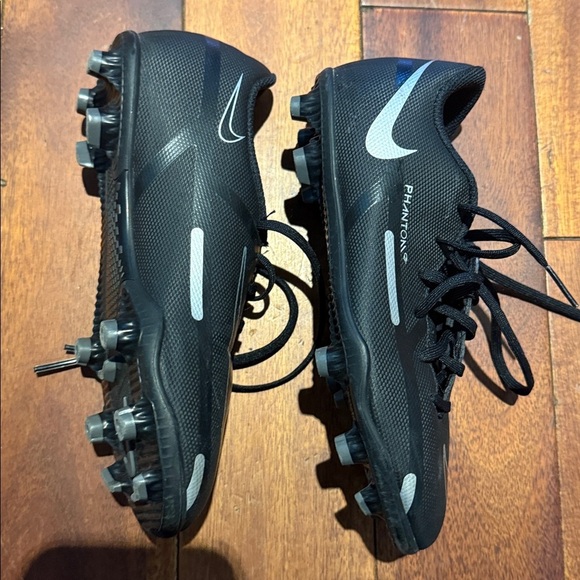 Nike Phantom Black and White Boys Soccer Cleats. Size US 1. Like New! - Picture 4 of 7